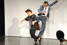 かもめんたる槙尾に延髄斬りを食らわせるイワイガワ・岩井ジョニ男。