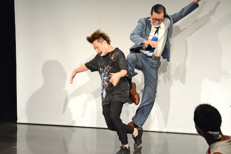 かもめんたる槙尾に延髄斬りを食らわせるイワイガワ・岩井ジョニ男。