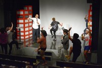 オープニングで踊る一同。