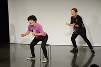 「ノーセンス ソーシャル椅子取りゲーム」でイスに座ろうとする流れ星ちゅうえい（左）と応援するかもめんたる槙尾。