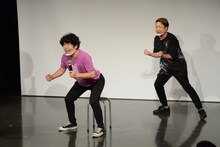 「ノーセンス ソーシャル椅子取りゲーム」でイスに座ろうとする流れ星ちゅうえい（左）と応援するかもめんたる槙尾。