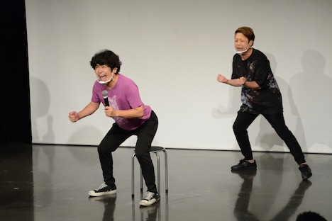 「ノーセンス ソーシャル椅子取りゲーム」でイスに座ろうとする流れ星ちゅうえい(左)と応援するかもめんたる槙尾。