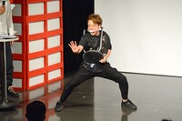 イスを使って踊るかもめんたる槙尾。