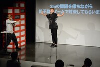 イスを使って踊るかもめんたる槙尾。