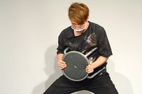 イスを使って踊るかもめんたる槙尾。