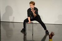 イスを使って踊るかもめんたる槙尾。