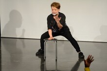 イスを使って踊るかもめんたる槙尾。