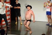 振り付きの自作ソングを披露するハリウッドザコシショウ。