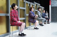 ネタを鑑賞するレギュラー陣。