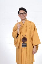 「クレイジー日本語講座」案内役講師のナイツ土屋。(c)フジテレビ