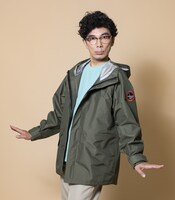 防水性に優れた「WATER-ZERO JACKET」を着用する片桐仁。