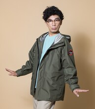 防水性に優れた「WATER-ZERO JACKET」を着用する片桐仁。