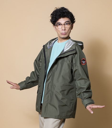 防水性に優れた「WATER-ZERO JACKET」を着用する片桐仁。