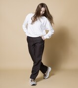 「FIRE-ZERO PANTS」を着用する香里奈。