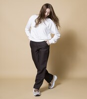 「FIRE-ZERO PANTS」を着用する香里奈。