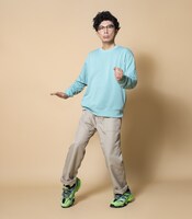 防炎加工生地が起用された「FIRE-ZERO PANTS」を着用する片桐仁。