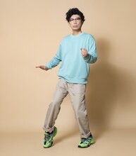 防炎加工生地が起用された「FIRE-ZERO PANTS」を着用する片桐仁。