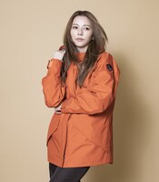 「WATER-ZERO JACKET」を着用する香里奈。