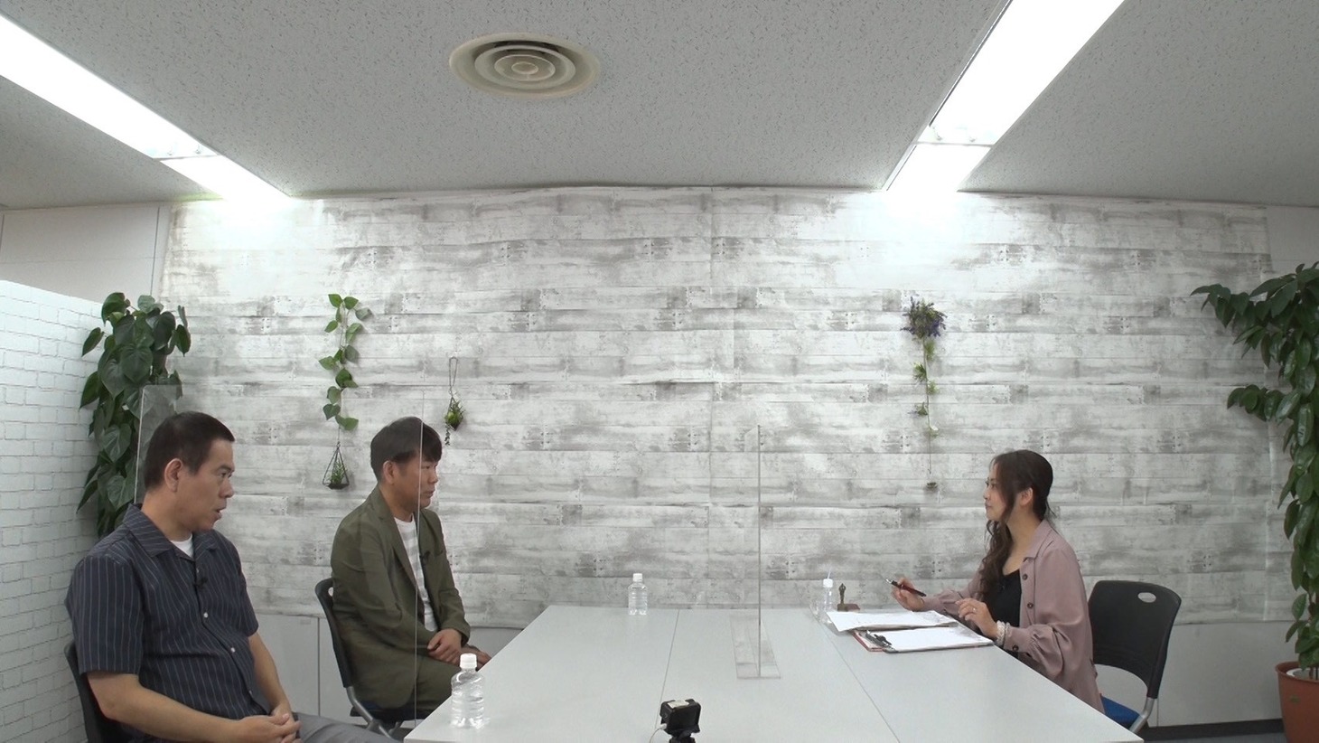 FUJIWARAと占い師の星ひとみ（右）。(c)フジテレビ