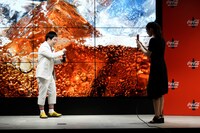 霜降り明星せいや（左）を撮影する綾瀬はるか（右）。