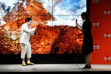 霜降り明星せいや（左）を撮影する綾瀬はるか（右）。