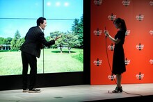 霜降り明星・粗品（左）を撮影する綾瀬はるか（右）。