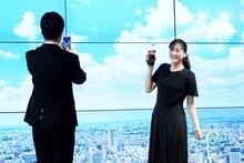 綾瀬はるか（右）を撮影する霜降り明星・粗品（左）。