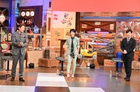 左からヒロミ、剛力彩芽、フットボールアワー後藤。(c)日本テレビ