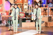 左からフワちゃん、剛力彩芽。(c)日本テレビ