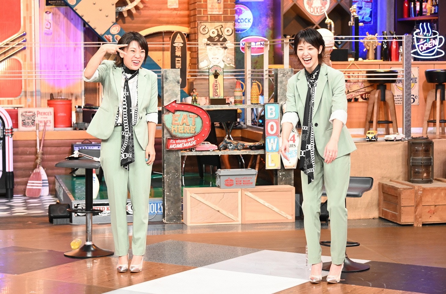 左からフワちゃん、剛力彩芽。(c)日本テレビ