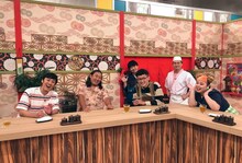 ゲストのロバートと渡辺直美（手前左から）。