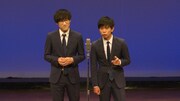 「第五回キュウ単独公演『ヒーローは遅れて飛んでくる』」より。左から、ぴろ、清水。（photo by 横堀朋秀）
