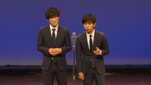 「第五回キュウ単独公演『ヒーローは遅れて飛んでくる』」より。左から、ぴろ、清水。（photo by 横堀朋秀）