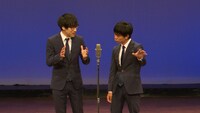 「第五回キュウ単独公演『ヒーローは遅れて飛んでくる』」より。（photo by 横堀朋秀）