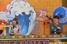 左から武田玲奈、古坂大魔王。(c)読売テレビ