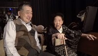 マネージャーで夫の成田常也氏（左）と内海桂子（右）。