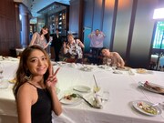 ステーキ店を訪れる一行。 (c)フジテレビ