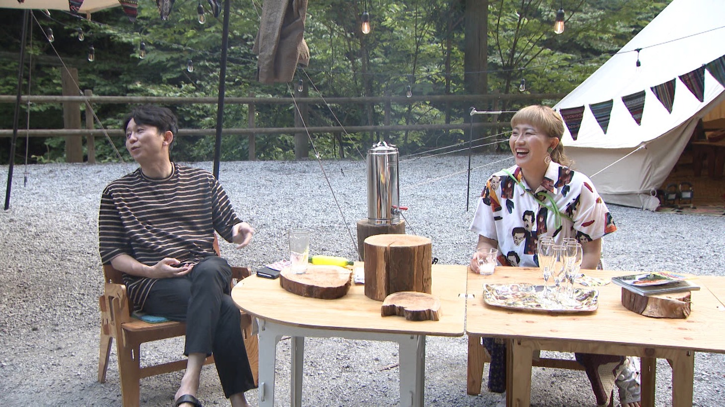 （左から）有吉弘行、丸山桂里奈。 (c)フジテレビ