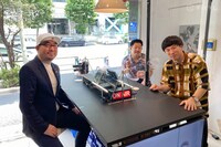 左から栗原甚プロデューサー、ザ・マミィ。