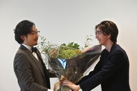 祝福に駆けつけたまかろにステーション・ギャビン（右）。