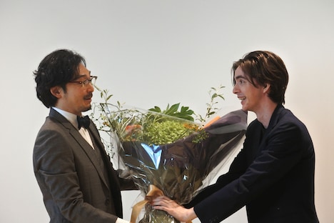 祝福に駆けつけたまかろにステーション・ギャビン(右)。