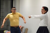 歌い踊る（左から）ごろうさん、如月マロン。