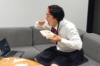 カレーを食べる如月マロン。