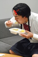 カレーを食べる如月マロン。