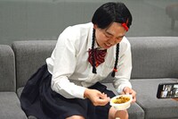 カレーを食べる如月マロン。