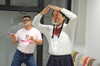 歌い踊る（左から）ごろうさん、如月マロン。