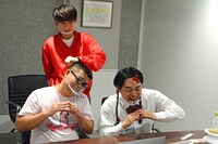 オンラインでファンと交流する如月マロンたち。