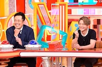（左から）くりぃむしちゅー有田、小池徹平。(c)TBS