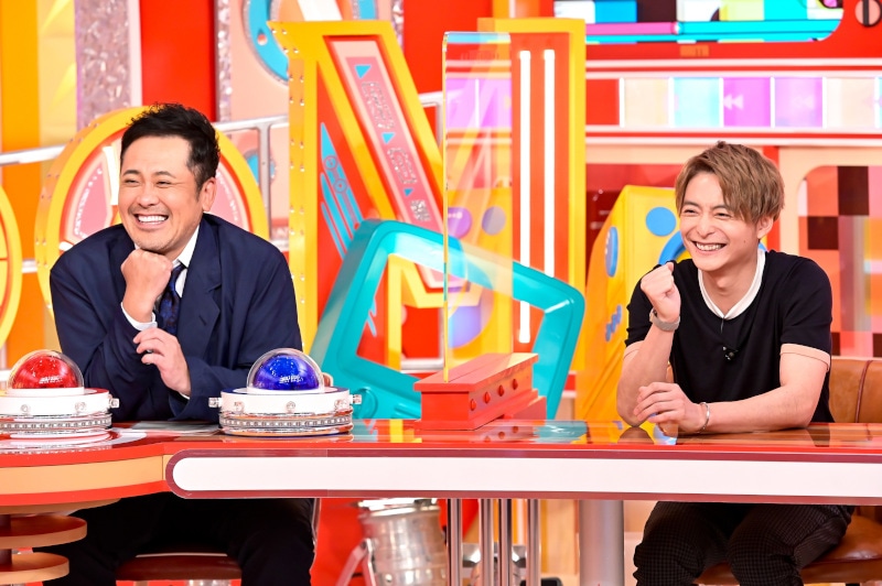 （左から）くりぃむしちゅー有田、小池徹平。(c)TBS