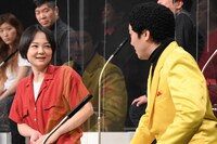 （手前左から）蛙亭・岩倉、桐野安生。(c)TBS